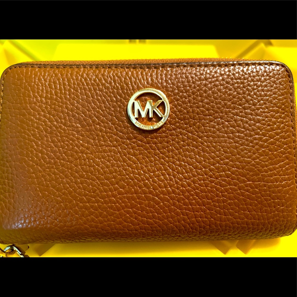 Michael Kors Fulton Large Flat Multifunction Leather Phone Case (Luggage Brown)